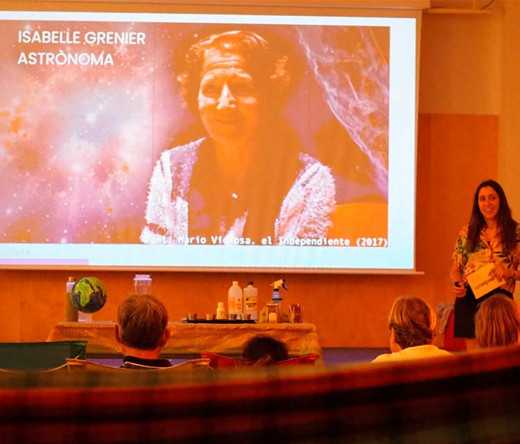 Imatge de la Patrícia Canut fent una conferència científica