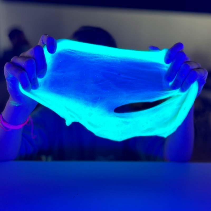 Nens jugant amb slime fluorescent